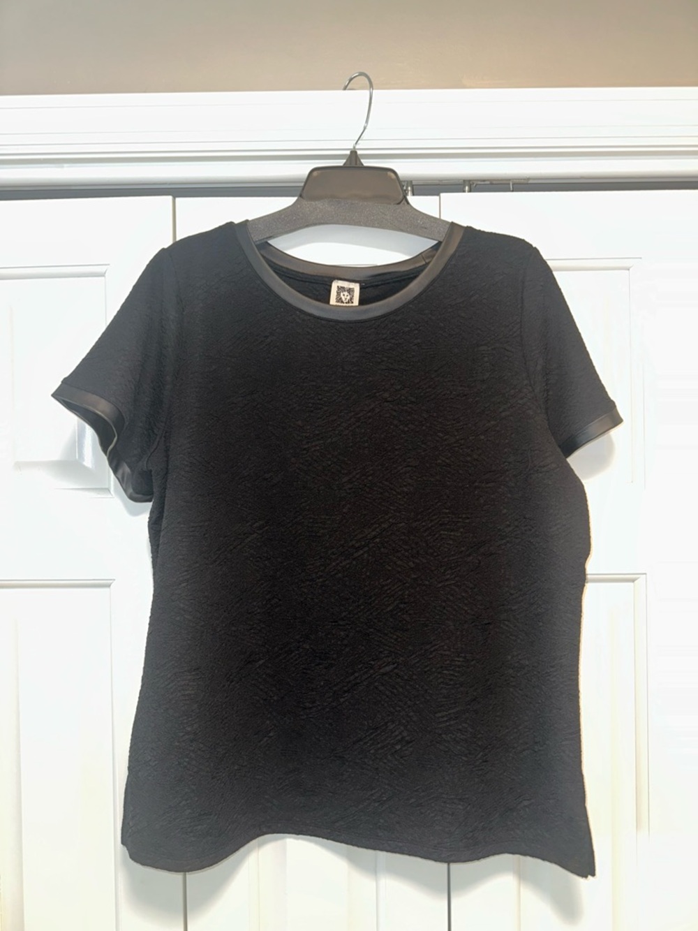Anne Klein Blk Textured Top with appealing petite buttons down the back.  XL